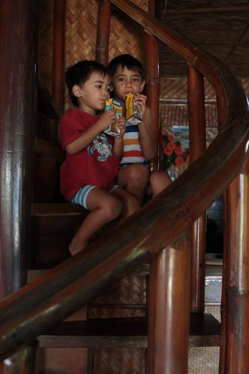 แบมบู เฮ้าส์ บีช ลอดจ์&เรสเตอรองท์ Bed & Breakfast ปูแอร์โตกาเลรา ภายนอก รูปภาพ