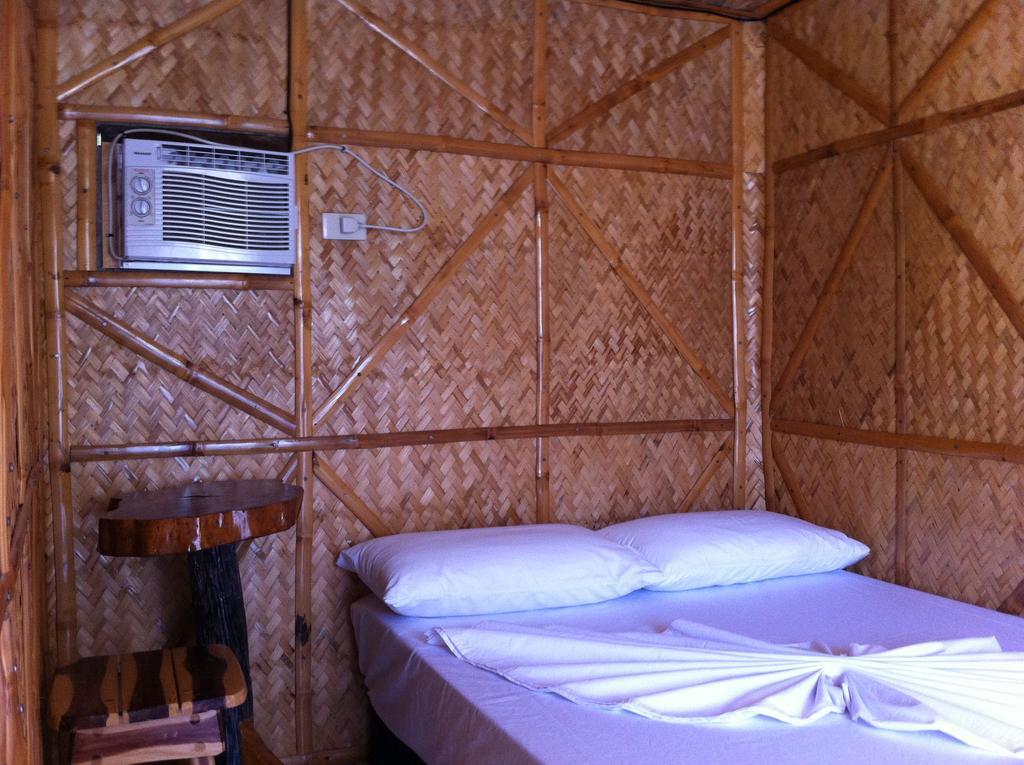 แบมบู เฮ้าส์ บีช ลอดจ์&เรสเตอรองท์ Bed & Breakfast ปูแอร์โตกาเลรา ภายนอก รูปภาพ