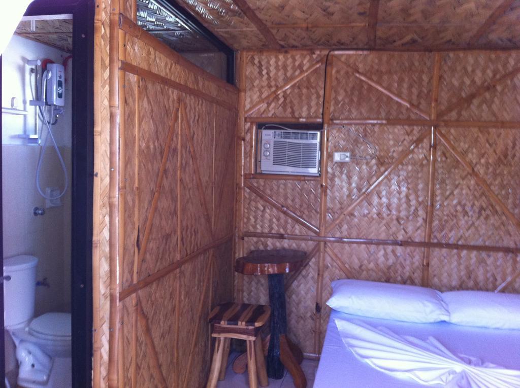 แบมบู เฮ้าส์ บีช ลอดจ์&เรสเตอรองท์ Bed & Breakfast ปูแอร์โตกาเลรา ภายนอก รูปภาพ
